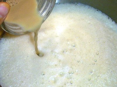 Zugabe der Hefe zur gut belüfteten Bierwürze