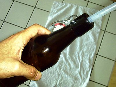 Mit dem automatischen Füllrohr läßt sich das Jungbier komfortabel in die Flasche bringen